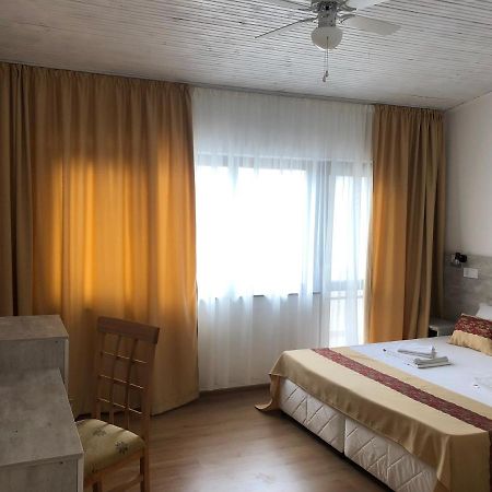 Guest Rooms Southern Nights วาร์วารา ภายนอก รูปภาพ