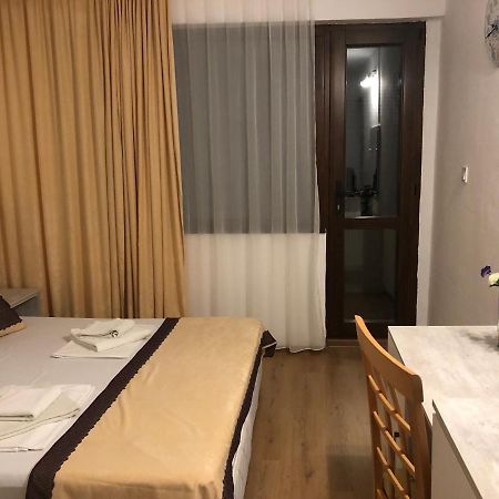 Guest Rooms Southern Nights วาร์วารา ภายนอก รูปภาพ