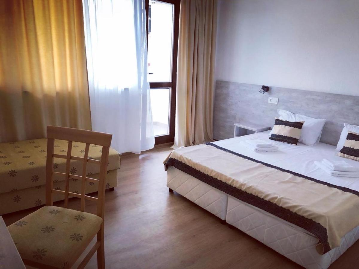 Guest Rooms Southern Nights วาร์วารา ภายนอก รูปภาพ