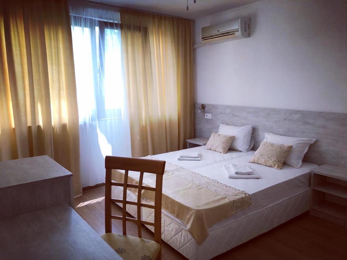 Guest Rooms Southern Nights วาร์วารา ภายนอก รูปภาพ