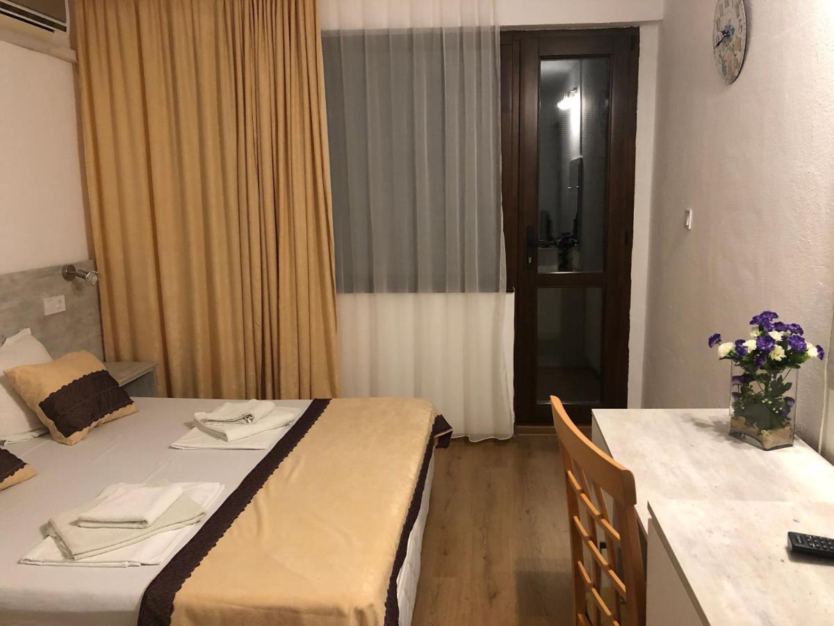Guest Rooms Southern Nights วาร์วารา ภายนอก รูปภาพ